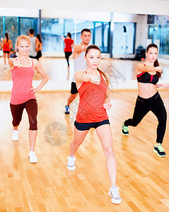 集中人群在健身房锻炼的人群班级朋友们成年人幸福女性力量护理重量讲师运动服图片