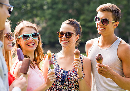 一群带着冰淇淋的笑笑朋友幸福情侣团体色调男人会议女性眼镜享受友谊图片