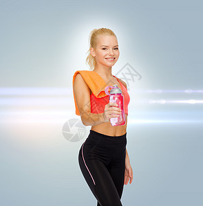 带着水瓶和毛巾的 微笑着运动的妇女耐力瓶子训练减肥运动员身体液体数字口渴女孩图片