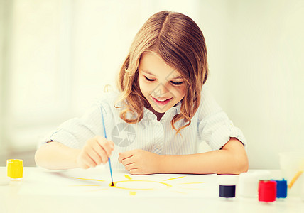 在学校的小女孩绘画学习艺术女孩小学生童年工具成套幼儿园染色青少年图片