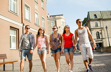 一群微笑的朋友在城市中行走朋友们友谊青少年游客幸福家庭公园假期男人团体图片