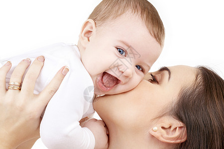 快乐的母亲亲吻婴儿母性新生女孩幸福微笑儿子育儿童年生活孩子图片