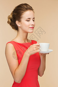 穿着红裙子的笑着女人 喝着一杯咖啡饮料杯子拿铁享受广告乐趣女士眼睛幸福香气图片