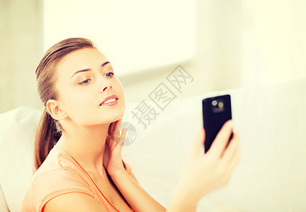 妇女用智能手机制作自肖像反射时间女孩闲暇冒充镜子女性青少年电话展示图片