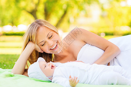 幸福的母亲躺在小宝宝的毯子上公园母性孩子儿子男生女儿婴儿童年女士父母图片
