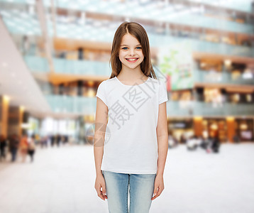 关注客户穿着白色空白T恤衫微笑的小女孩客户顾客女孩打印广告青少年孩子购物青春期消费者背景
