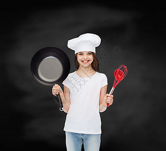 穿着白色空白T恤衫微笑的小女孩木板厨具平底锅广告教育烹饪童年青少年课堂青春期图片