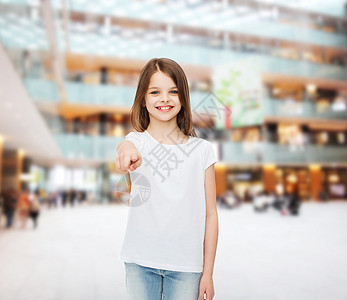 关注客户穿着白色空白T恤衫微笑的小女孩顾客客户手指幸福广告青春期快乐孩子手势女孩背景