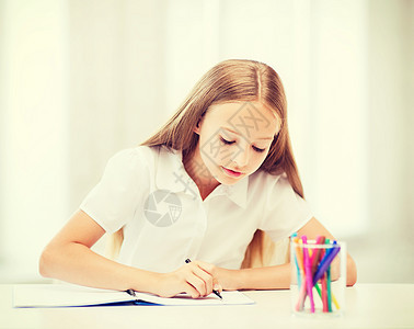 在学校中画画的小女孩女学生孩子写作课堂微笑女孩快乐染色小学生班级青春期图片