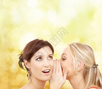 两个笑着笑着的女人 悄悄地说八卦乐趣惊喜闺蜜传闻秘密朋友们面孔谣言好奇心故事图片