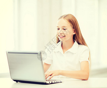 学校有手提笔记本电脑的女孩玩家青少年课堂青春期桌子瞳孔互联网技术学者童年图片