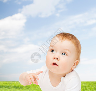 好奇婴儿的外观蓝色皮肤女孩女儿保健情感孩子童年儿子幸福图片