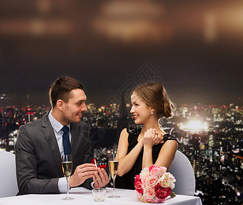男人向在餐厅的女朋友求婚的男人戒指花朵婚礼珠宝周年订婚生日庆典纪念日夫妻图片