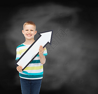 笑着的小男孩 用白箭指向右空白水平粉笔教育青春期男生白色广告孩子童年图片