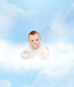 婴儿笑着躺在乌云中 嘴里有木偶奶嘴女儿家庭男生儿子牙期生活童年保健孩子图片