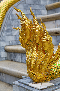 在神庙中的恶魔 敲击龙的脚金瓦怪物旅游金属蓝色翅膀阴影雕塑三位一体艺术雕像图片