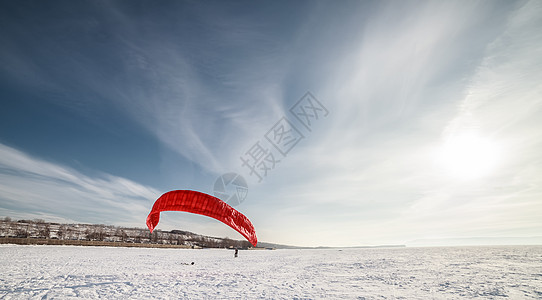 雪上放着蓝风筝的滑板机男性假期危险运动冲浪阳光力量太阳闲暇乐趣图片