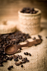 新鲜和生物芳香咖啡豆和勺子桌子种子烘烤豆子早餐黑色咖啡食物饮料木头图片