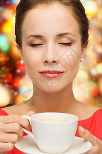 穿着红裙子的笑着女人 喝着一杯咖啡飞碟香气广告享受味道乐趣杯子拿铁眼睛幸福图片