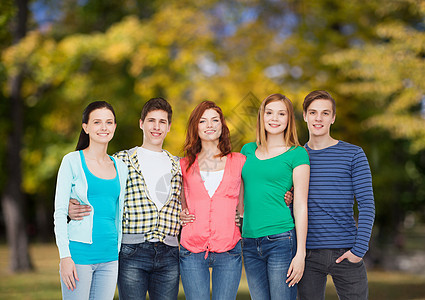 一群微笑的学生站立起来学习青年大学衣服学校朋友们青少年公园同学友谊图片
