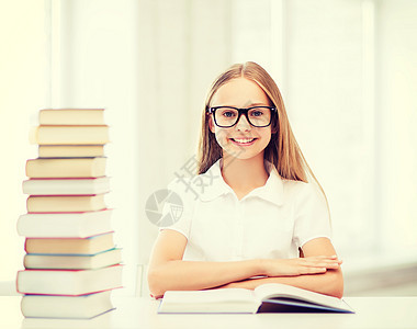 在校女生学生人数女瞳孔眼镜学校女学生微笑幼儿园图书童年知识女孩图片