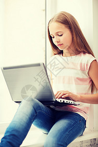 学校有手提笔记本电脑的女孩课堂学者童年青春期上网玩家知识冲浪孩子青少年图片