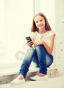 学校里有智能手机的女孩青春期学习冲浪邮件学生小学生课堂电子邮件孩子技术图片