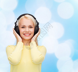 带着耳机微笑的年轻女子热情喜悦幸福蓝色播客女孩打碟机音乐播放器娱乐女士图片