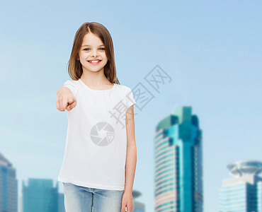 穿着白色空白T恤衫微笑的小女孩手指建筑物城市孩子快乐指挥青春期手势幸福女孩图片