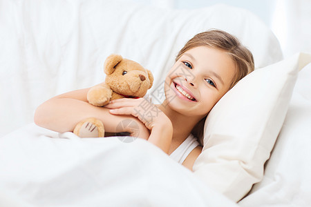 带泰迪熊的小女孩在家睡觉时间小憩睡眠寝具休息玩具女性微笑青少年女孩图片