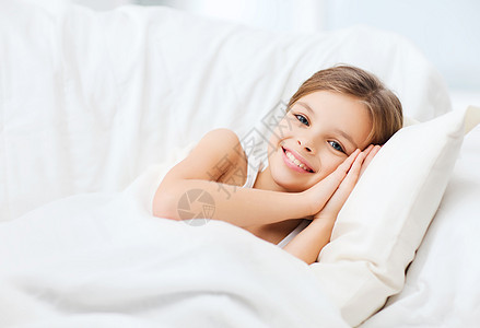在家中睡觉的小女孩休息卧室青少年女性时间微笑女孩青春期枕头睡眠图片