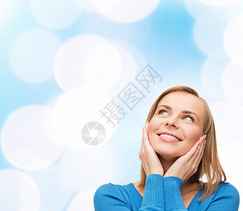 快乐的年轻女青年情感成人女性手势优胜者惊喜幸福蓝色微笑衣服图片