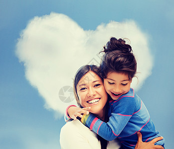 拥抱母亲和女儿女士女性房间幸福孩子微笑童年妈妈母性家庭图片