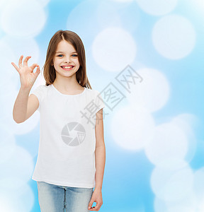 穿着白色空白T恤衫微笑的小女孩快乐幸福青少年女孩青春期蓝色手势孩子打印广告图片