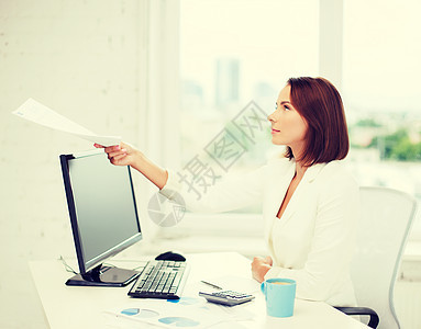 企业女商务人士在办公室提供论文银行业职场分析师杯子文书会计簿记秘书报告教育图片