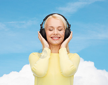 带着耳机微笑的年轻女子快乐蓝色立体声眼睛幸福音乐播放器打碟机播客成人闲暇图片