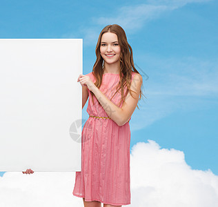身着白白空白板服装的年轻妇女头发女孩蓝色木板微笑天空青少年广告成人魅力图片