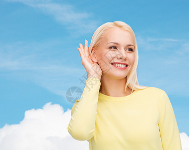 微笑的年轻女子听八卦注意力谣言秘密女性女孩青少年听力耳朵手势传闻图片