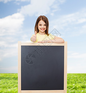 带着空白黑板的快乐小女孩孩子手势教育班级木板学生天空广告青春期女孩图片