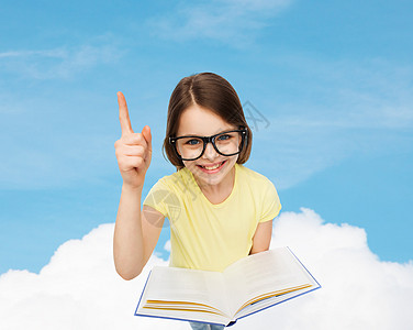 带着书在眼镜上微笑的小女孩学习童年手势教育阅读手指青少年蓝色幼儿园知识图片