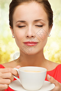 穿着红裙子的笑着女人 喝着一杯咖啡女士味道杯子飞碟幸福眼睛香气广告享受乐趣图片