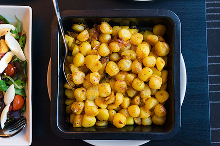 烤土豆迷迭香蔬菜桌子服务淀粉黄色沙拉烹饪食物草本植物图片