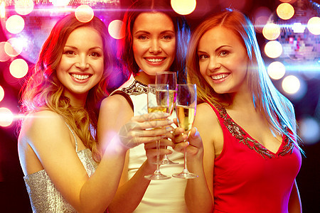 3个带着香槟杯的笑着女人夜生活干杯饮料夜店眼镜母鸡生日酒吧香槟庆典图片
