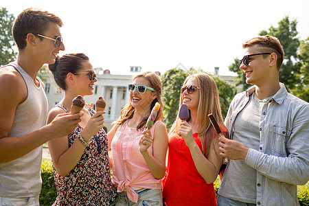 一群带着冰淇淋的笑笑朋友眼镜沟通幸福茶点团队乐趣快乐团体学生公园图片