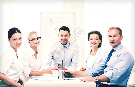 企业团队在办公室开会会议训练伙伴互动战略财务专业人员人士笔记团体电脑图片