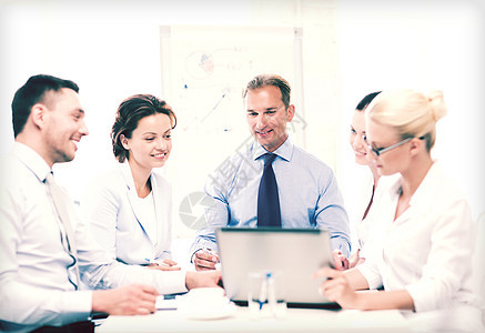 企业团队在办公室开会会议团体专业人员讨论企业家成员推介会头脑男性公司财务图片