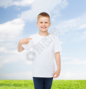 穿着白色空白T恤衫的笑着小男孩衬衫手指青春期蓝色童年男生手势打印小学生广告图片