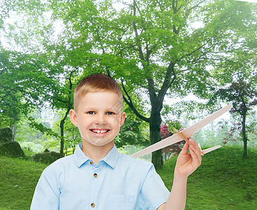 带着木机模型的笑笑小男孩玩具时间青春期爱好森林孩子飞行员游戏航班飞机图片