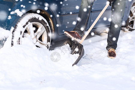 人在汽车附近用铲子挖雪封锁雪花工作季节工人打扫天气司机男性工具图片