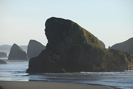 以矿石为单位的海洋岩石晴天天空海岸蓝色海滩阳光背景图片